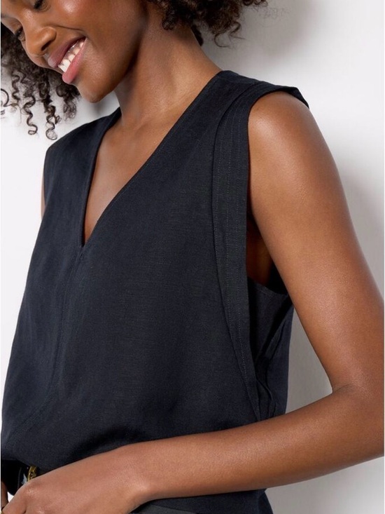 Evereve Tops - Evereve Black V-Neck Sleeveless Tank Top
